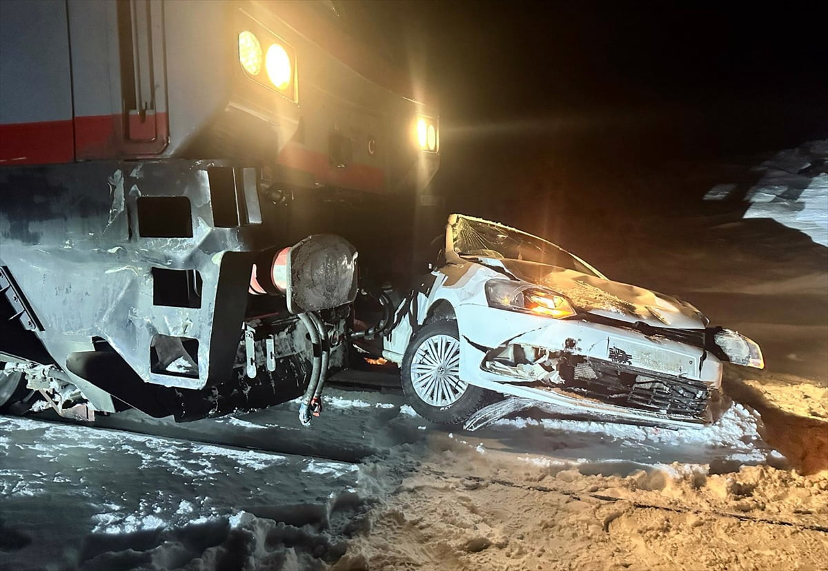 Kars'ın Sarıkamış ilçesinde TCDD'ye ait yük treni, hemzemin geçitte kalan otomobile çarptı.