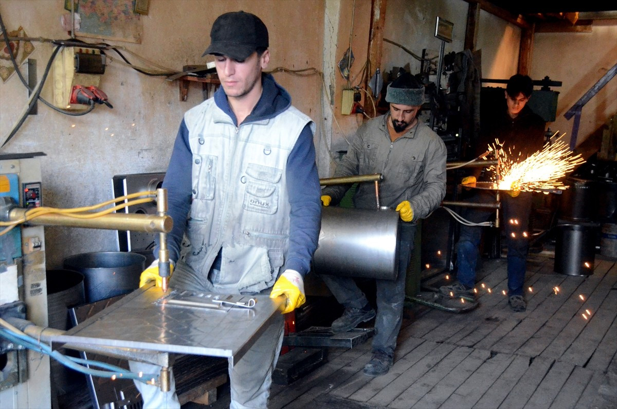 Kars'ın Sarıkamış ilçesinde üretilen 80 bin soba, Doğu Anadolu Bölgesi'ndeki illere gönderiliyor....