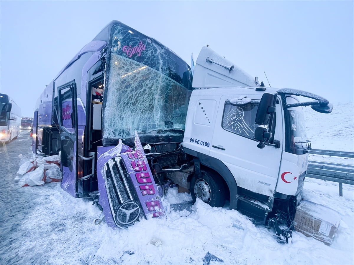 Kars'ın Sarıkamış ilçesinde yolcu otobüsünün kargo kamyonuna çarpması sonucu ilk belirlemelere...