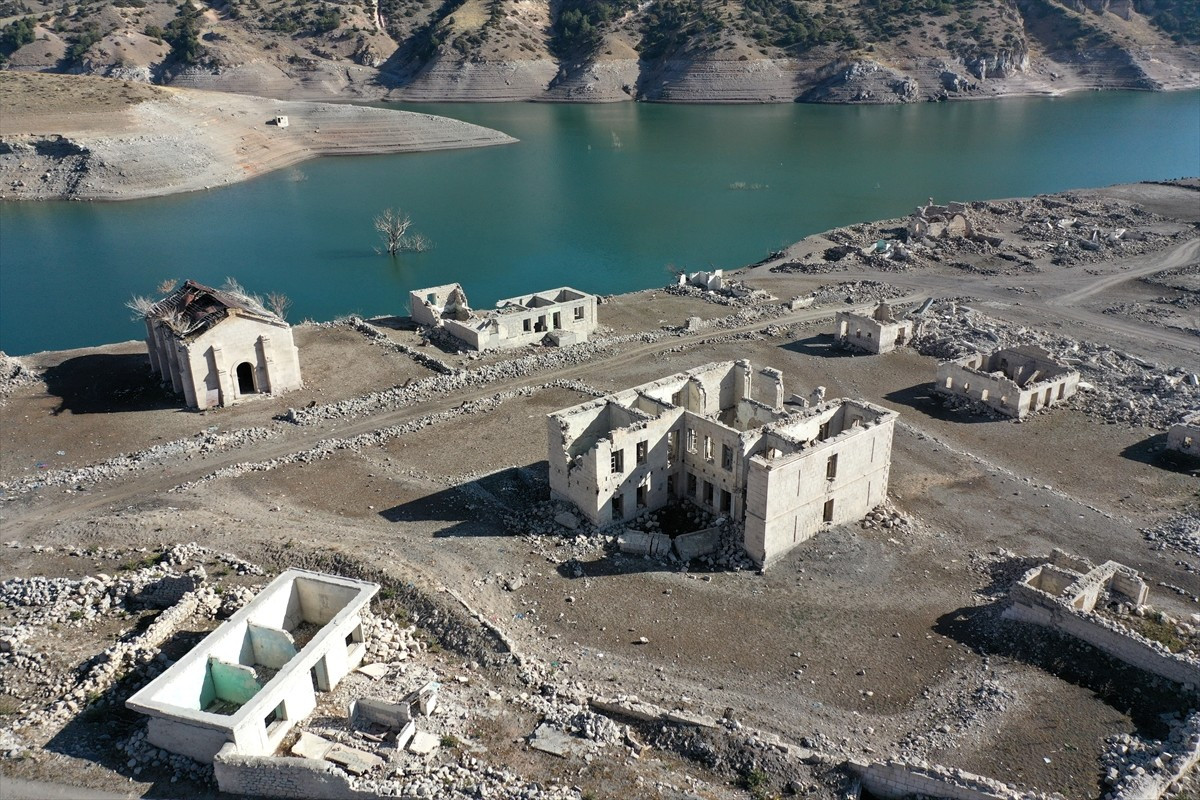 Kars'ın Sarıkamış ilçesindeki Karakurt HES Barajı'nda su seviyesinin düşmesiyle daha önce sular...