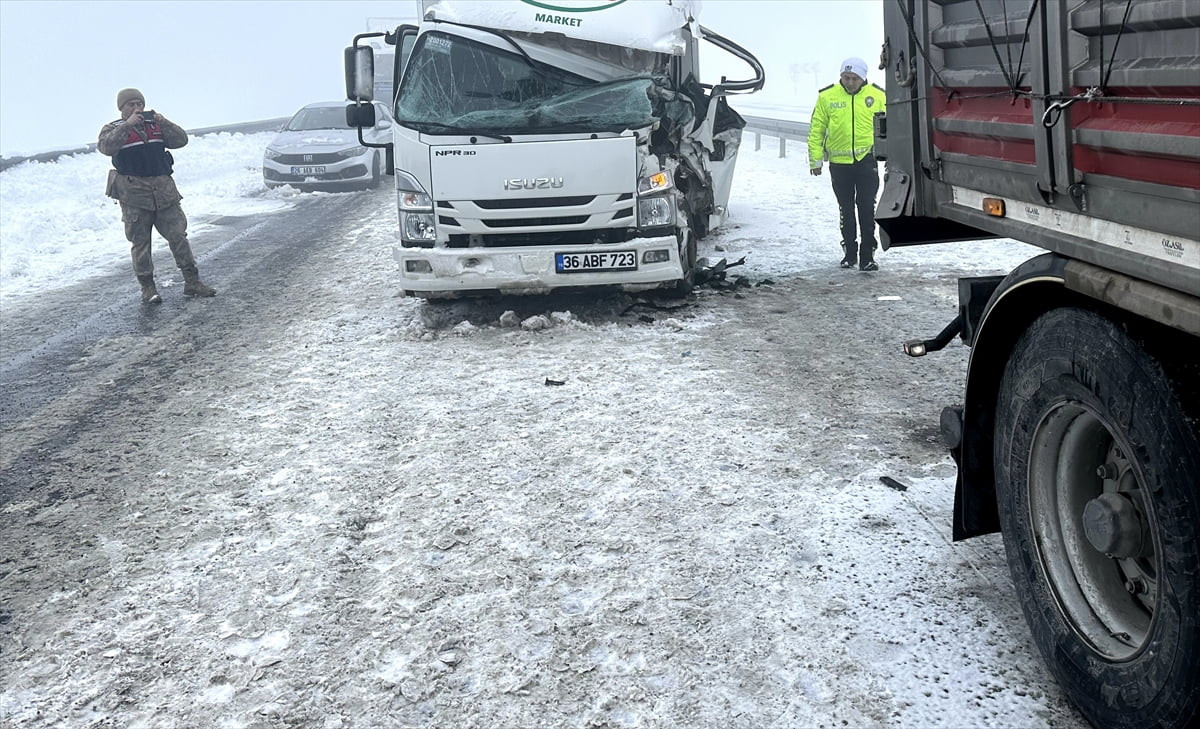 Kars'ın Sarıkamış ilçesindeki zincirleme trafik kazasında 5 araçta hasar meydana geldi. Kaza...