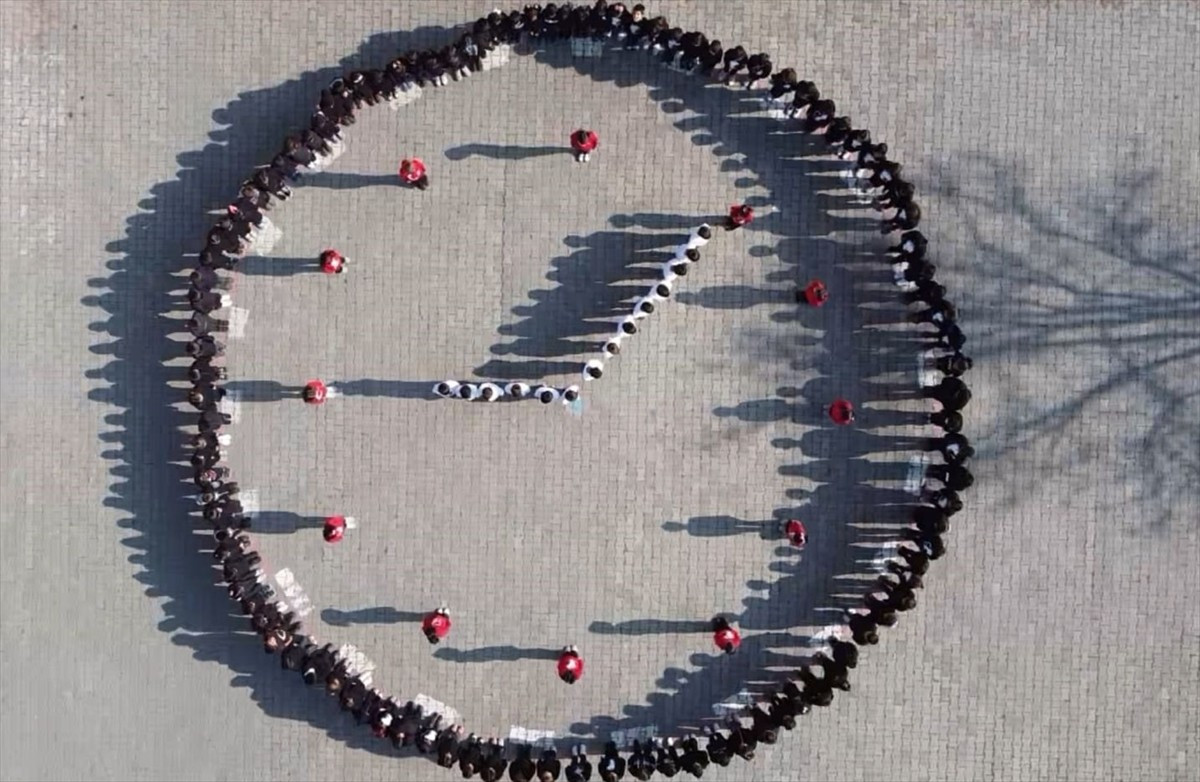 Kars'ın Selim ilçesinde 10 Kasım Atatürk'ü Anma Günü dolayısıyla ilkokul öğrencileri, Büyük Önder...