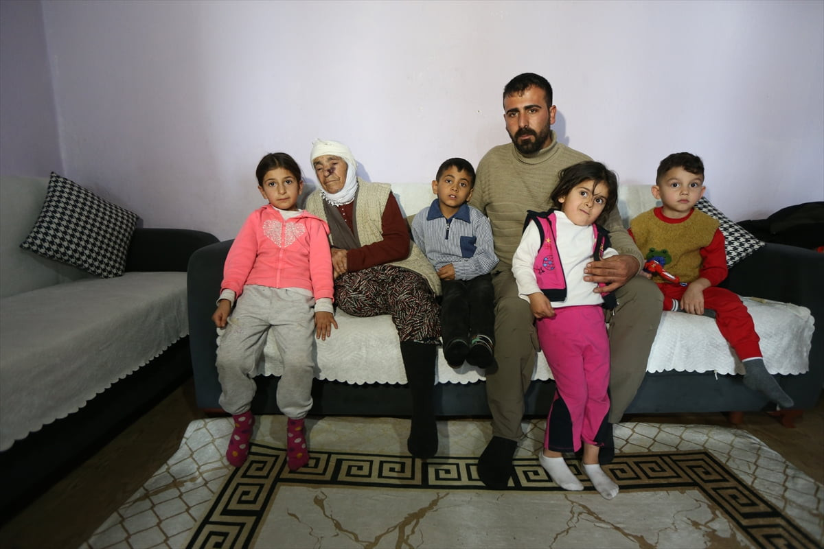 Kars'ın Selim ilçesinde babaannesini sağlık sorunları nedeniyle kucağında taşıyarak gündeme gelen...