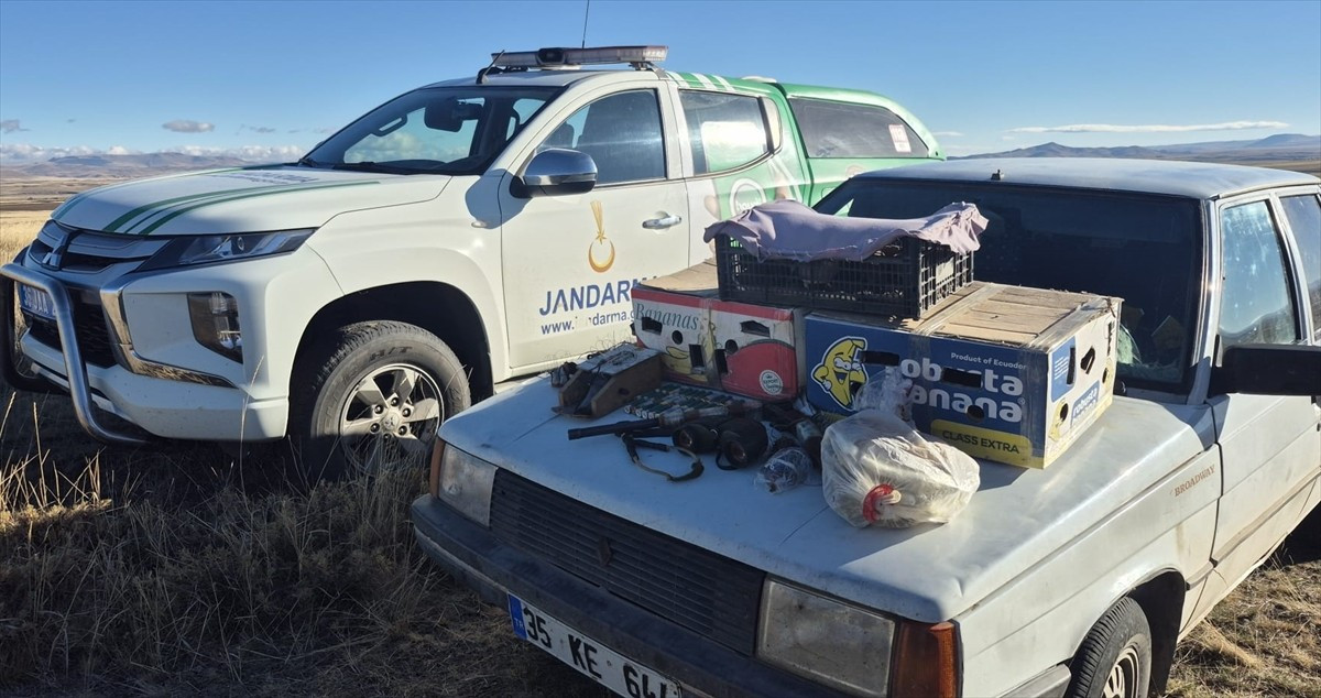 Kars'ın Selim ilçesinde şahin avlarken suçüstü yakalanan Suriye uyruklu iki kaçak avcıya toplam 1...