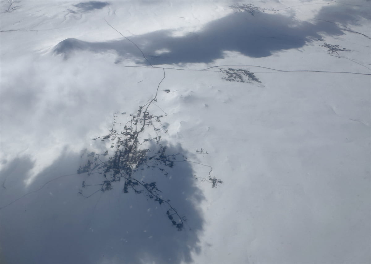 Kars'ın yüksek rakımlı bölgelerinde kar yağışı ve sis etkili oldu.