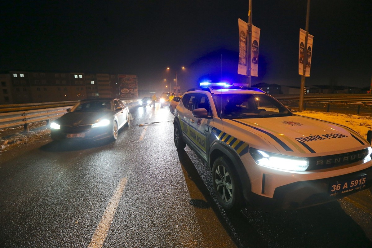Kars'ta 11 aracın karıştığı zincirleme trafik kazası meydana geldi. Yağışın ardından buzlanmanın...
