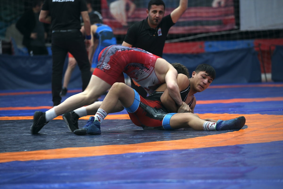 Kars'ta 17 yaş altı serbest ve grekoromen stil güreş müsabakaları başladı.
