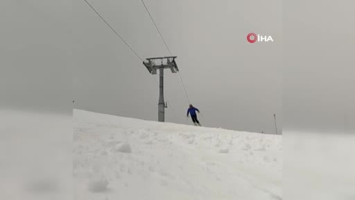 Kars'ta 19 Mayıs’ta kayak keyfi: Sarıkamış Kayak Merkezi’nde pistte kaydı