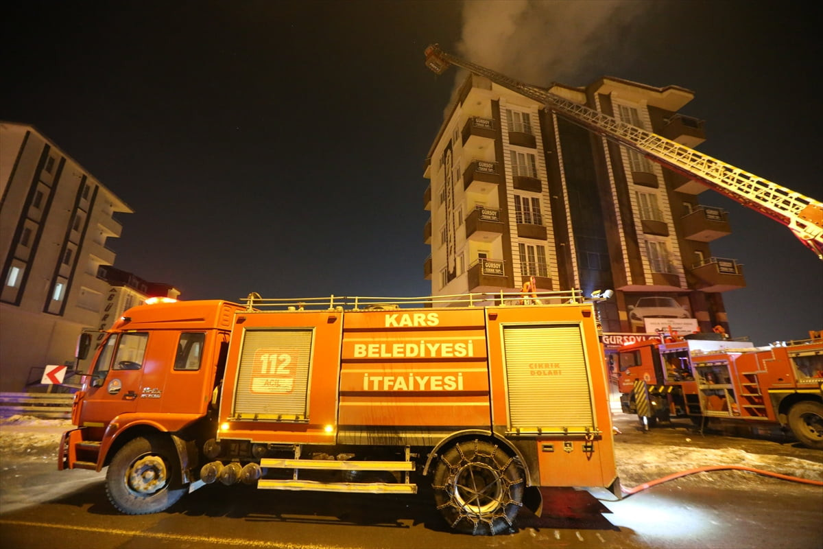 Kars'ta 6 katlı bir binanın çatı katında çıkan yangın itfaiye ekiplerince söndürüldü.