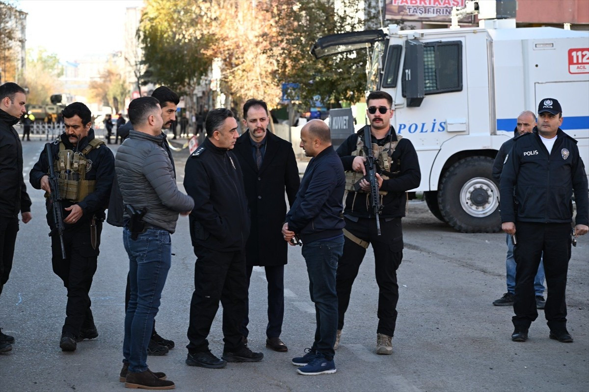 Kars'ta akülü aracıyla evinin önünde oynadığı sırada caddede çıkan silahlı çatışmada kurşun isabet...