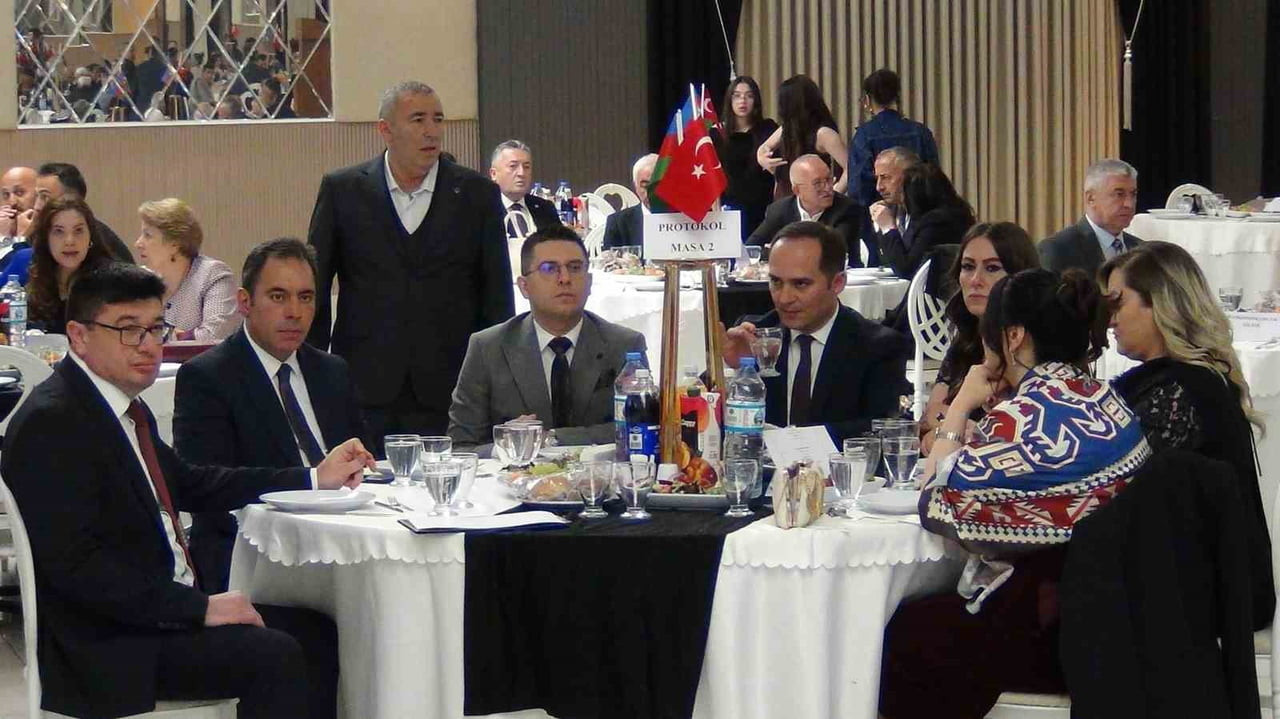 KARS'TA AZERBAYCAN'IN BAĞIMSIZLIK GÜNÜ DOLAYISIYLA ETKİNLİK DÜZENLENDİ
