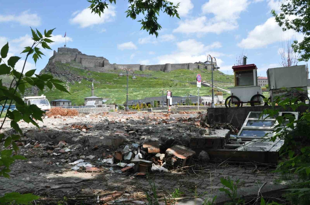 KARS'TA BELEDİYEYE AİT BAHÇE, İNŞAAT KALINTILARIYLA TARİHİ BÖLGEYİ OLUMSUZ...