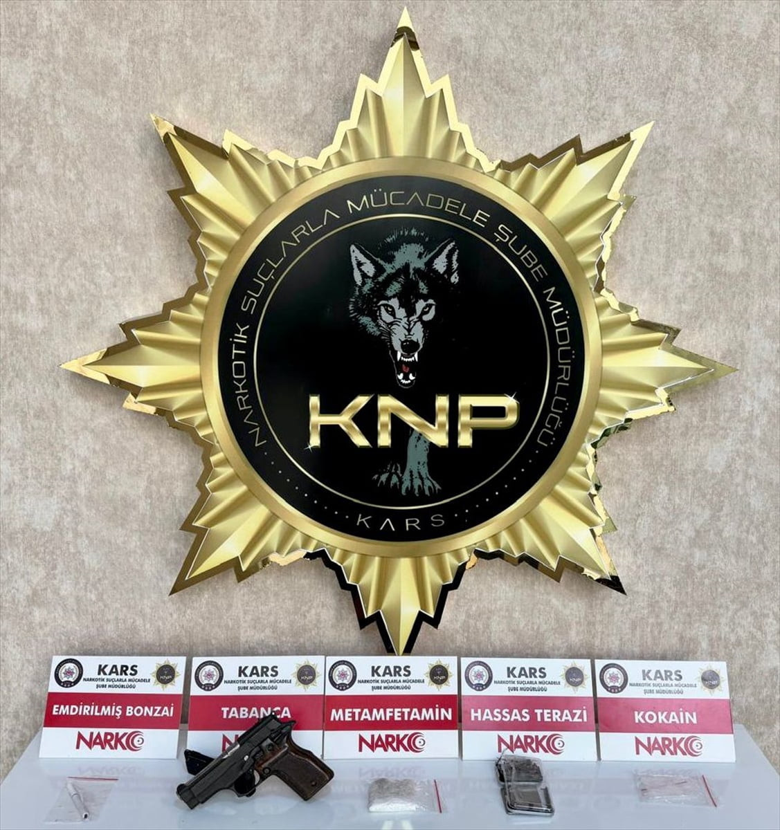 Kars'ta bir apart eve düzenlenen uyuşturucu operasyonunda gözaltına alınan 2 zanlı...