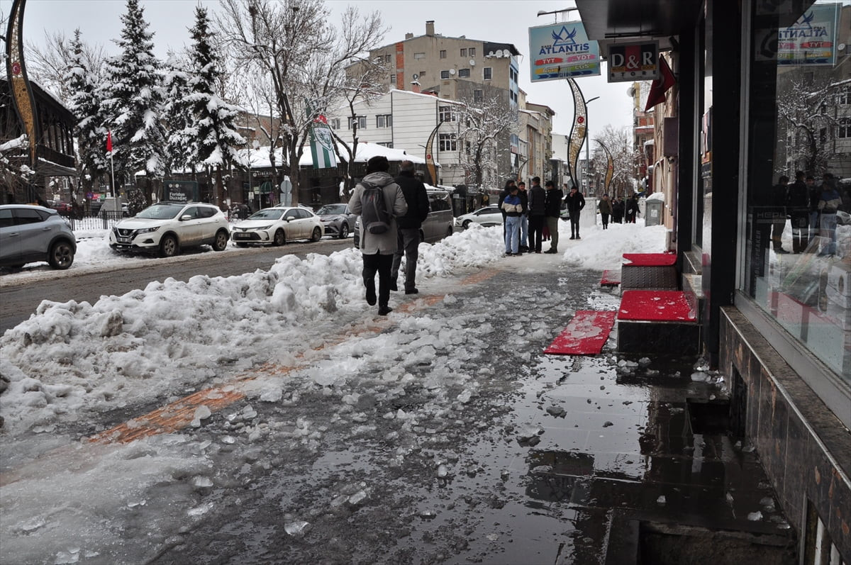 Kars'ta bir binanın çatısından düşen buz sarkıtı, yoldan geçen çocuğu başından...