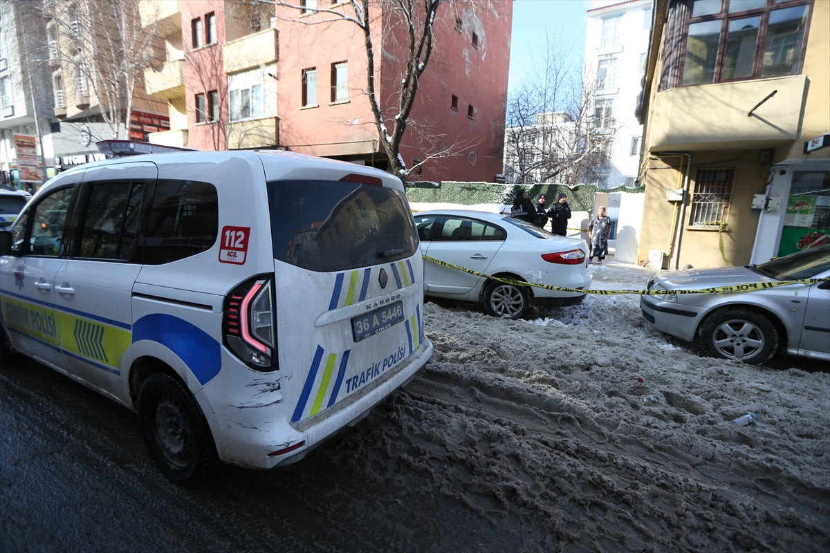 Kars'ta bir binanın çatısından üzerine buz sarkıtı düşen kadın yaralandı. Olay yerine polis...