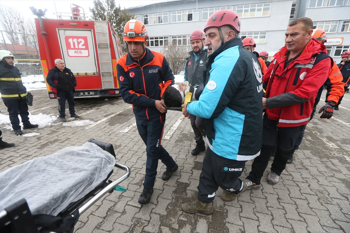 Kars'ta bir lisede deprem ve yangın tatbikatı gerçekleştirildi. Alpaslan Anadolu Lisesi'nde...