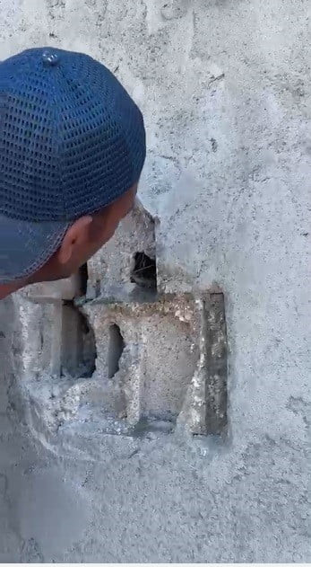 KARS'TA BİR YAYLA EVİNDE SIVA ÇALIŞMASI YAPAN USTA, DUVARIN İÇİNDEN GELEN KUŞ SESLERİNİ FARK...