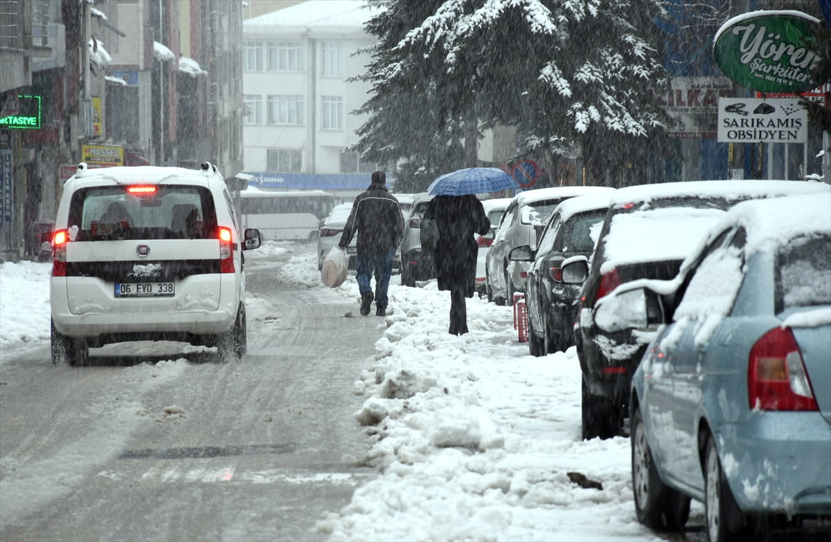Kars'ta  dün başlayan kar, sabah saatlerinde de etkisini sürdürdü.