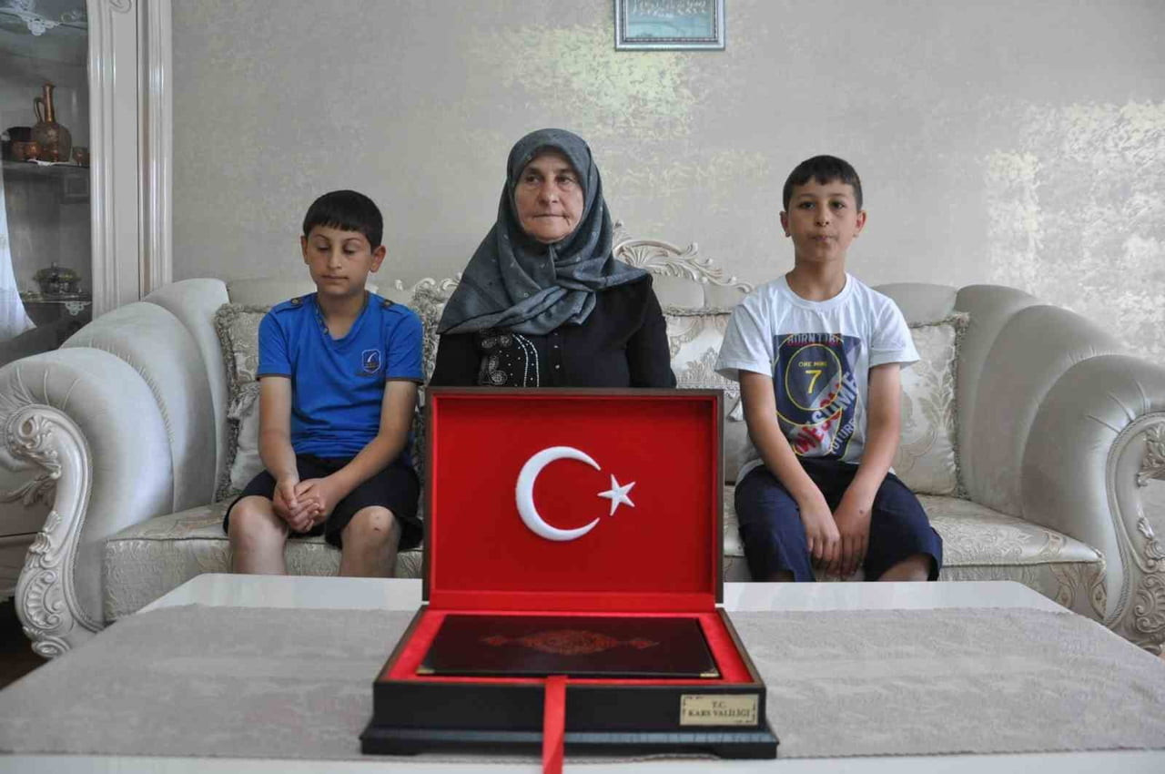 KARS'TA DUYGULANDIRAN BAYRAK SEVGİSİ! AYNI AİLEDEN İKİ KUŞAK, 7 YIL ARAYLA VALİLİK ÖNÜNDE TÜRK...