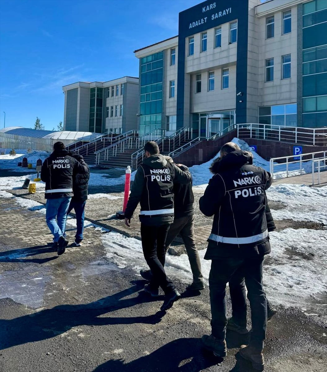 Kars'ta düzenlenen uyuşturucu operasyonunda 3 zanlı tutuklandı.