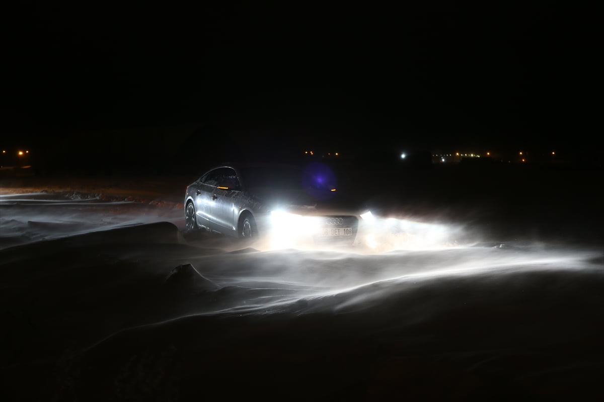 Kars'ta etkili olan kar yağışı ve tipi hayatı olumsuz etkiliyor. Kentte dün başlayan ve...