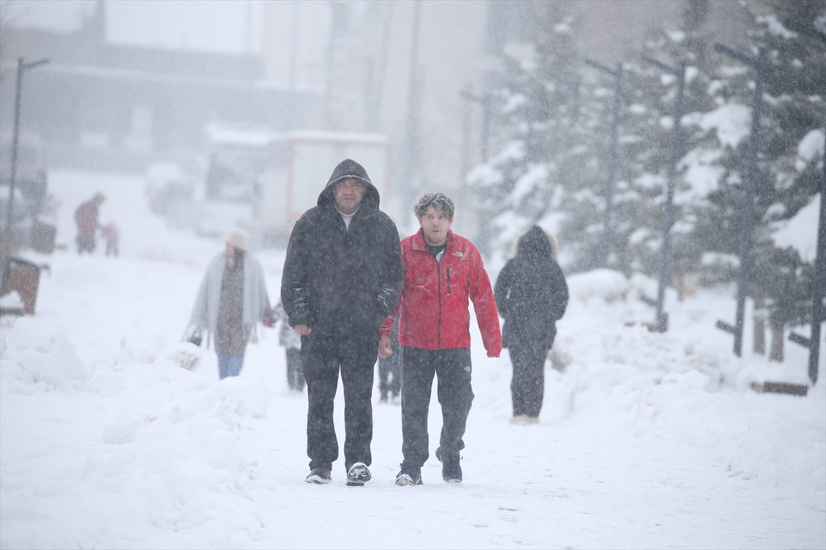 Kars'ta etkili olan kar yağışıyla kent merkezi beyaza büründü.