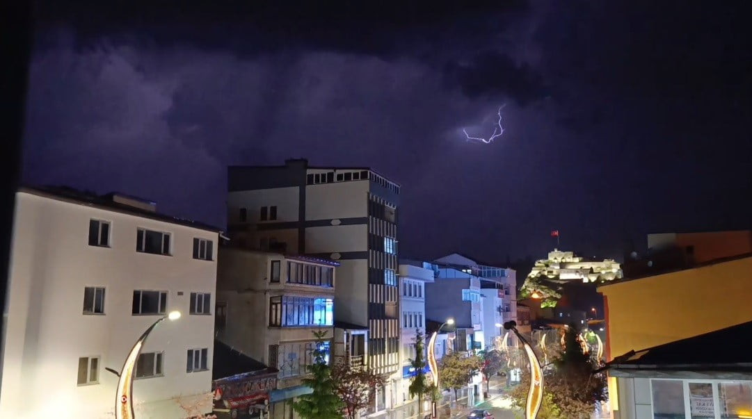 KARS'TA ETKİLİ OLAN SAĞANAK YAĞIŞ ÖNCESİ VE SONRASINDA PEŞ PEŞE ÇAKAN ŞİMŞEKLER, GECEYİ ADETA...