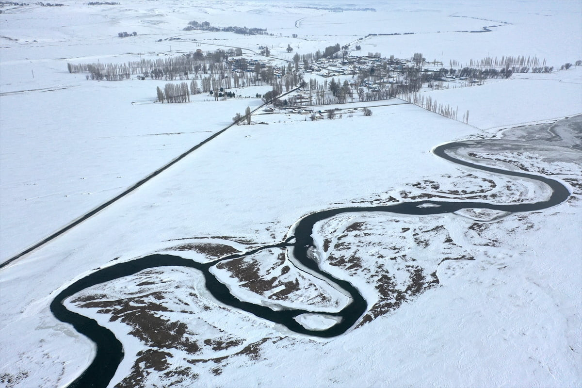 Kars'ta etkili olan yoğun kar yağışıyla beyaza bürünen köy ve menderesler dronla görüntülendi....