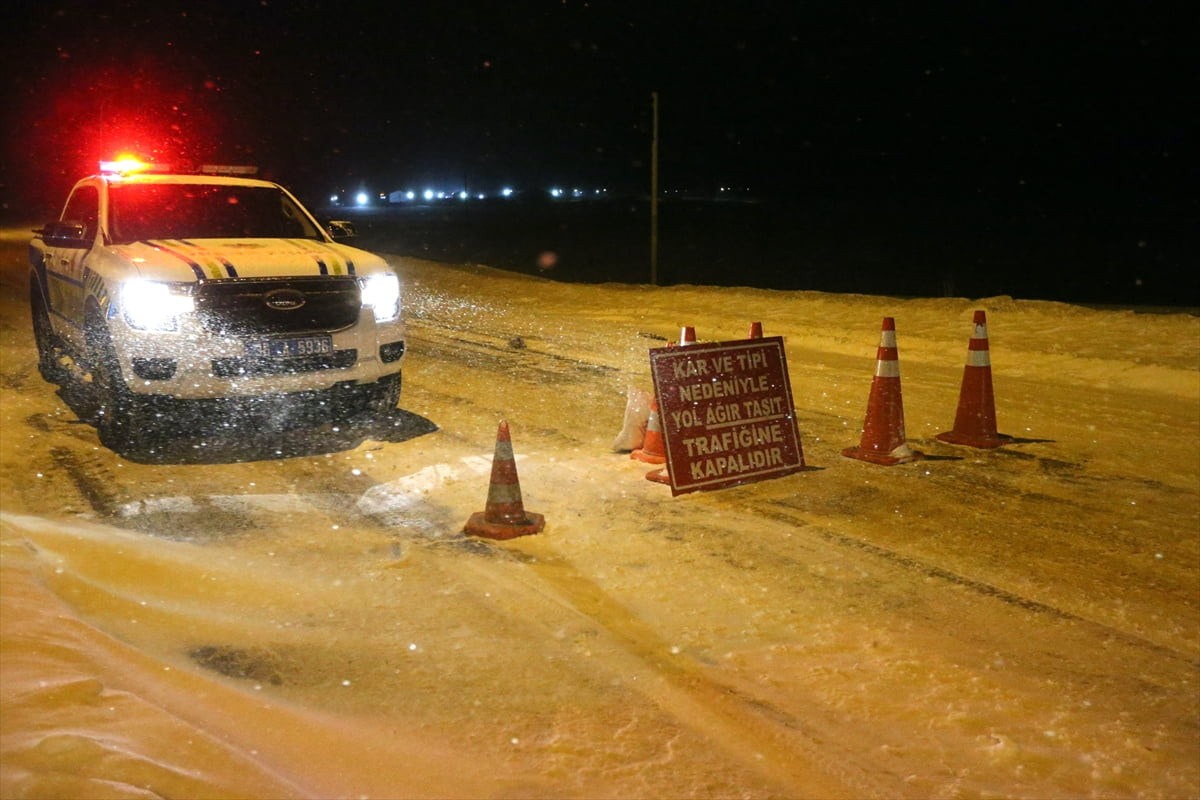 Kars'ta etkisini sürdüren yoğun kar yağışı ile tipi, ulaşımda aksamalara neden oldu. Kars'ın çıkış...