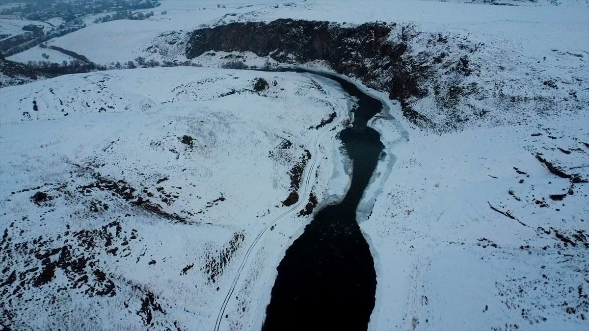 Kars'ta etrafı karla kaplanan Akyaka Kanyonu dronla görüntülendi. Akyaka ilçesinde kaymakamlığın...