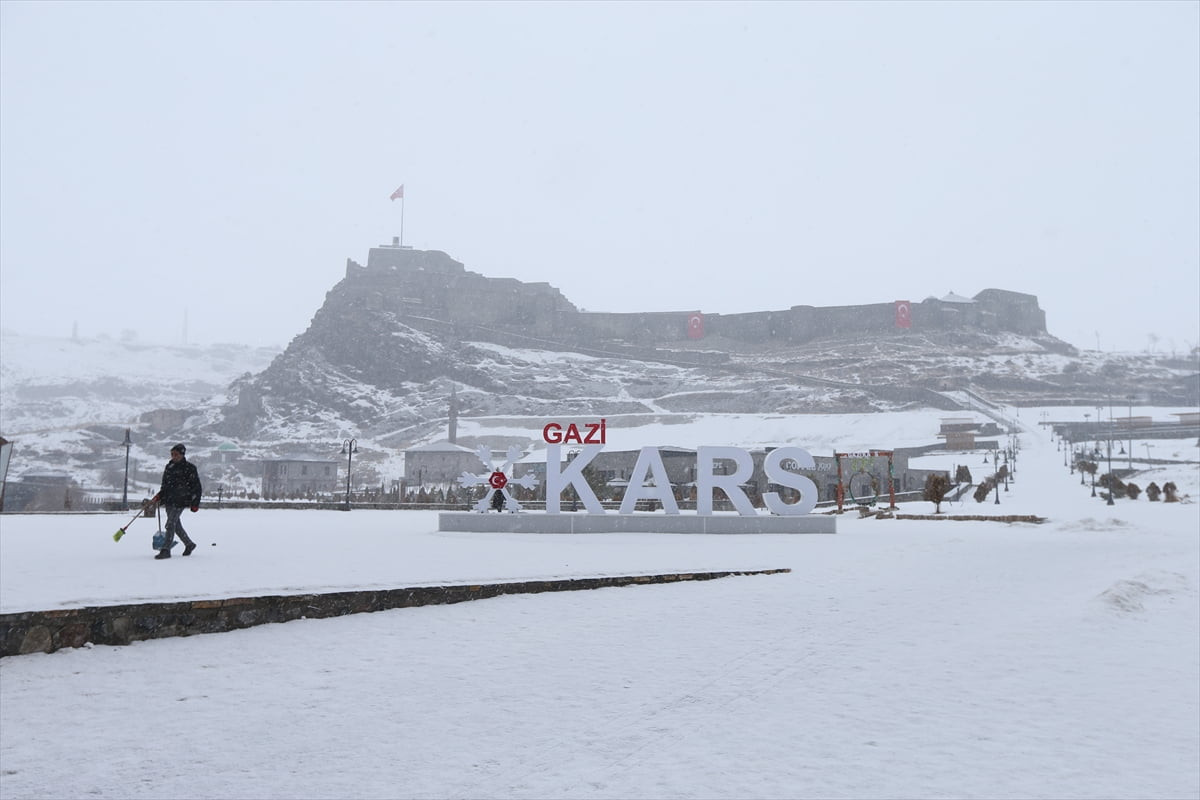 Kars'ta gece saatlerinde başlayan kar etkisini sürdürüyor. 