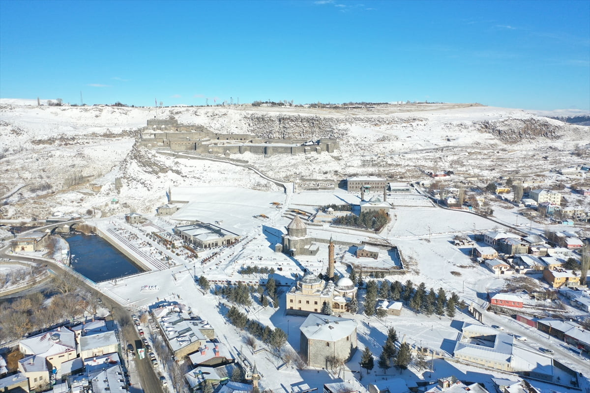 Kars'ta iki gündür aralıklarla devam eden kar yağışıyla şehir beyaza büründü. Kar kalesi ve tarihi...