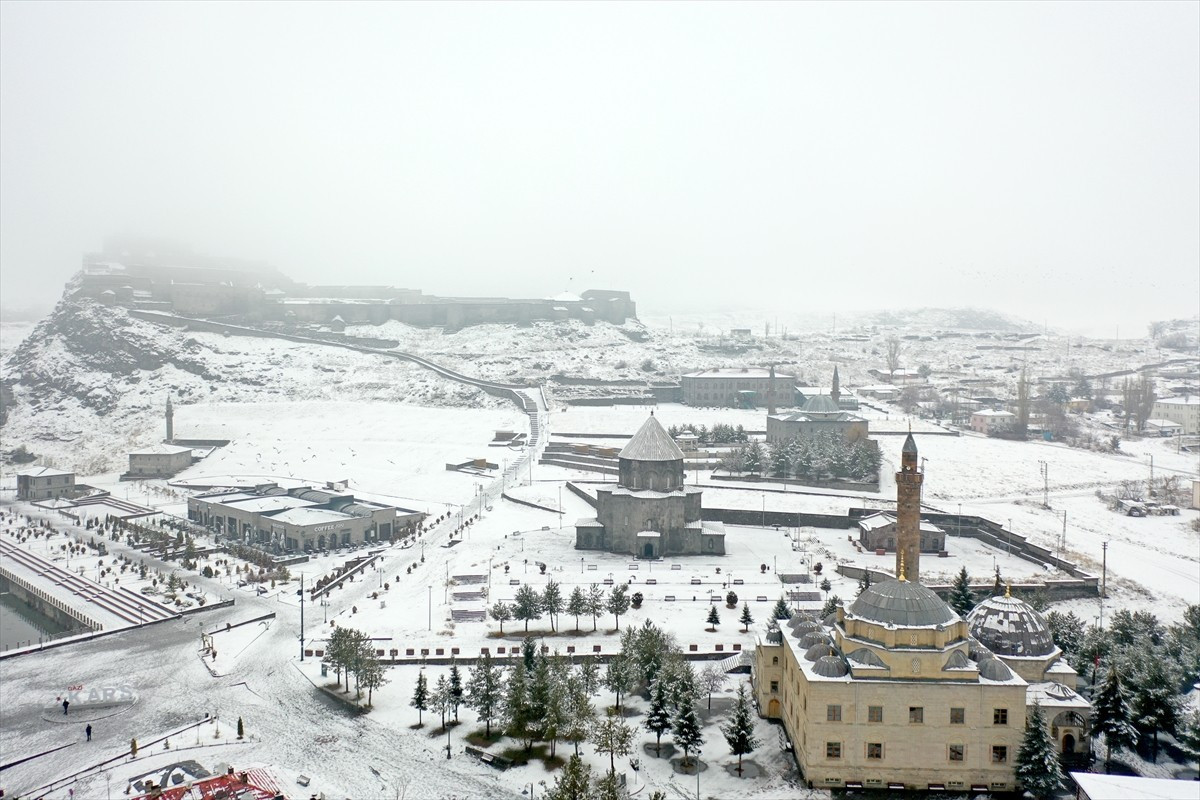 Kars'ta iki gündür etkili olan kar yağışıyla şehir merkezi beyaza büründü. Tarihi Kars Kalesi ve...