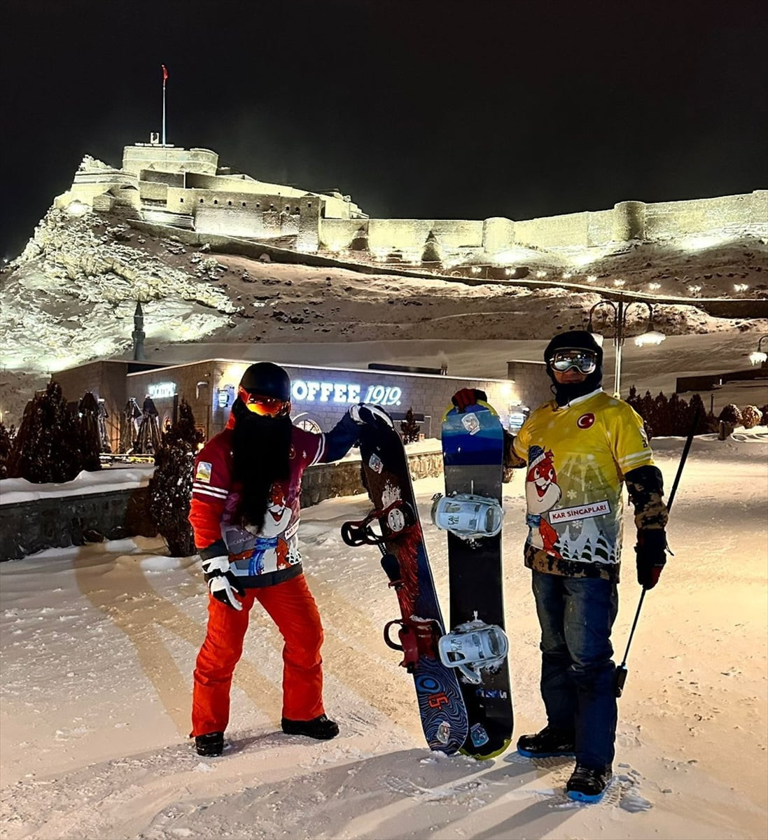 Kars'ta iki kayakçı, kar yağışının ardından beyaza bürünen Kars Kalesi'nden snowboard yaparak...