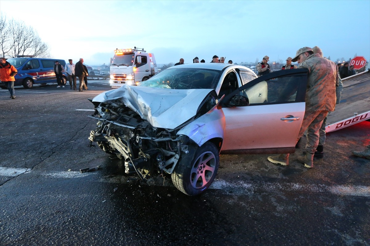 Kars'ta iki otomobilin çarpıştığı kazada 6 kişi yaralandı. Kaza yerine sağlık, polis, jandarma...