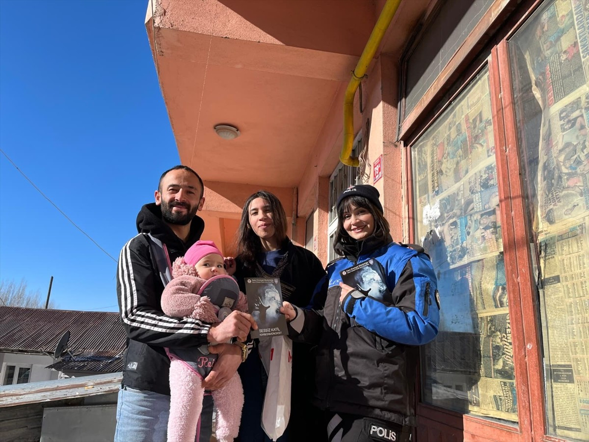 Kars'ta İl Emniyet Müdürlüğü ekipleri, havaların soğumasıyla yaşanabilecek karbonmonoksit...