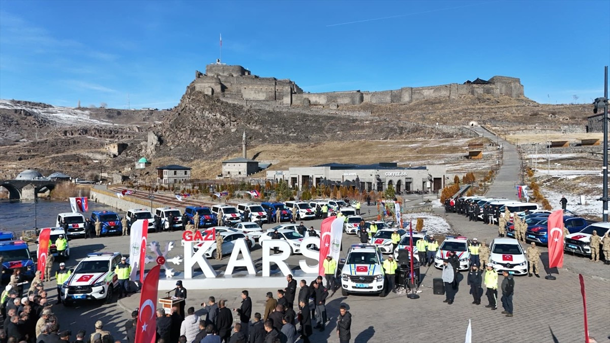 Kars'ta İl Emniyet Müdürlüğü ve İl Jandarma Komutanlığına alınan 60 aracın hizmete girmesi...