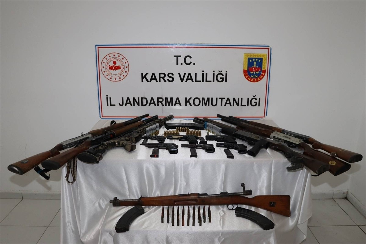 Kars'ta jandarmanın 239 personelin katılımıyla arananlar ile ruhsatsız silah bulunduranlara...