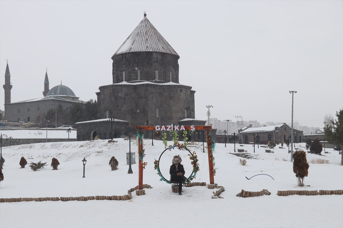 Kars'ta kar yağışı ve soğuk hava etkili oluyor.