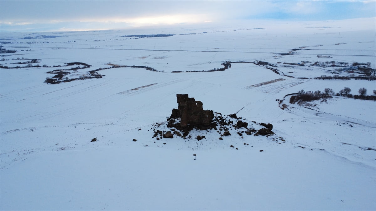 Kars'ta kar yağışı ve soğuk hava etkili oluyor. Akyaka ilçesinde de karla kaplanan Tignis Kalesi...