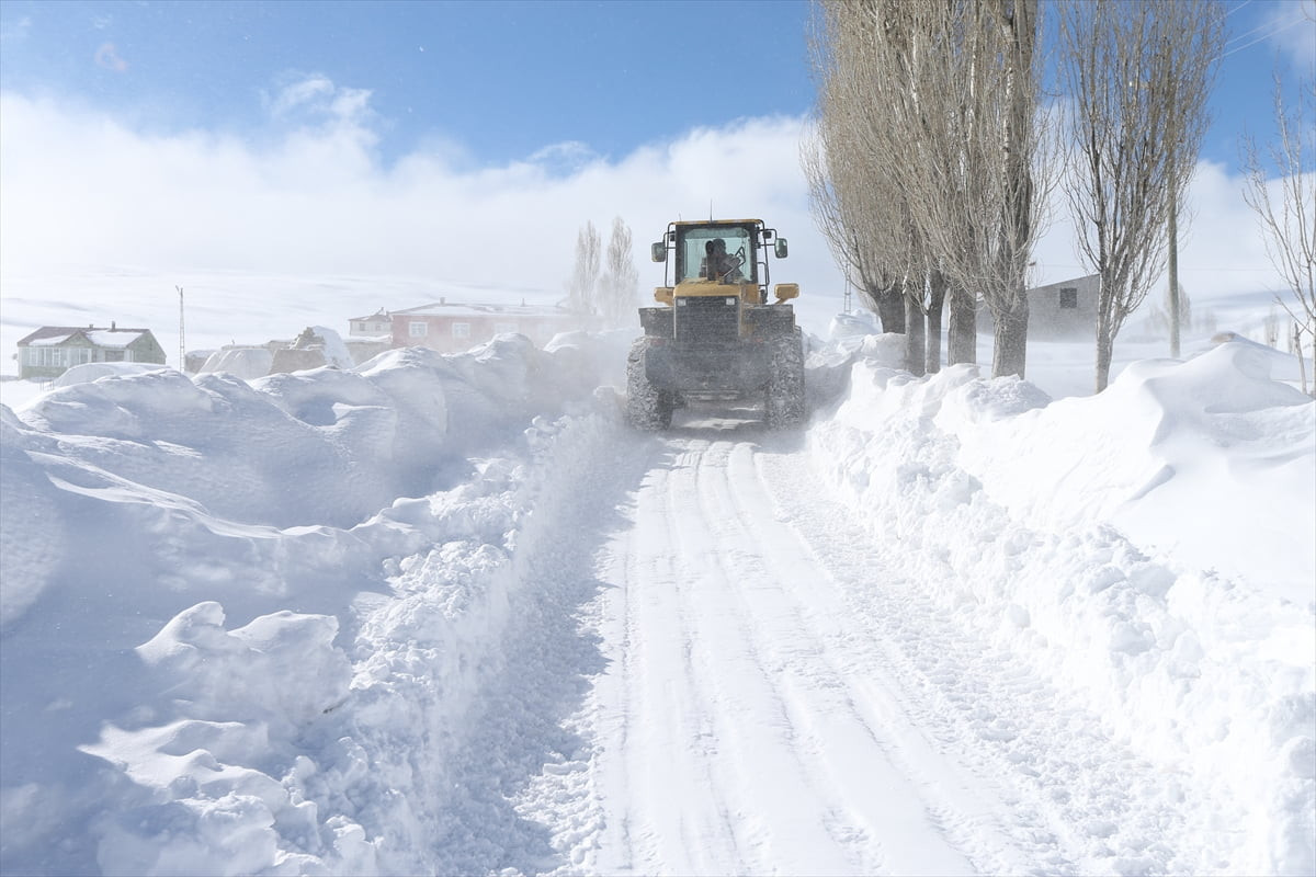 Kars'ta kar yağışı ve tipi nedeniyle 15 köy yolunda ulaşım sağlanamıyor. İl Özel İdaresi ekipleri...