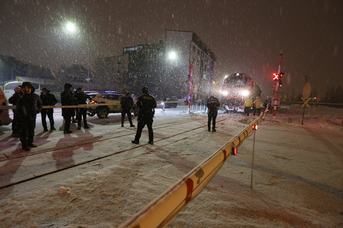 Kars'ta manevra yapmak için yola çıkan lokomotifin hemzemin geçidinde çarptığı genç ağır...