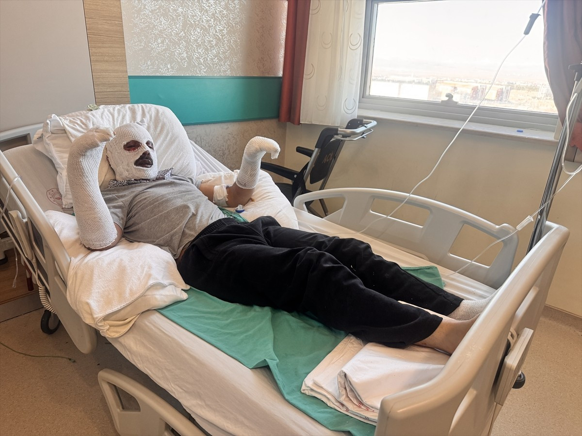 Kars'ta mutfak tüpündeki gaz kaçağını fark edemeyen ve çay demlemek için ocağı yakmasıyla meydana...