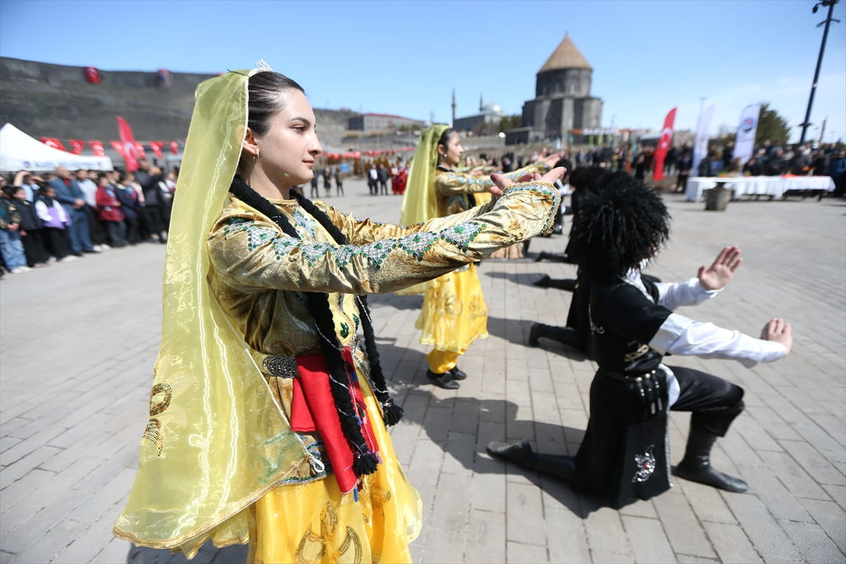 Kars'ta Nevruz Bayramı çeşitli etkinliklerle kutlandı. İl Kültür ve Turizm Müdürlüğünce tarihi...