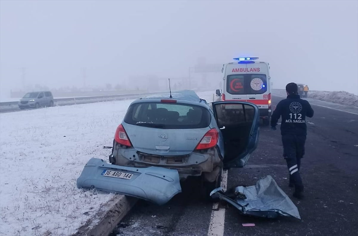 Kars'ta otomobil ile tırın çarpışması sonucu 6 kişi yaralandı. İhbarı üzerine kaza yerine sağlık...