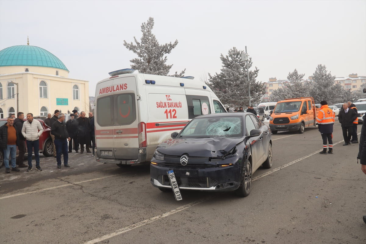 Kars'ta otomobilin çarptığı 72 yaşındaki kişi ağır yaralandı.