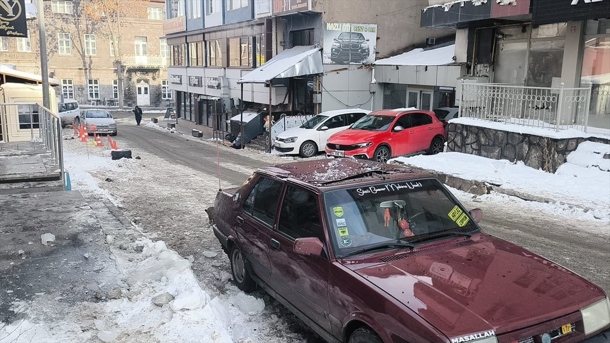 Kars'ta otomobilin üzerine düşen buz sarkıtı sürücüyü yaraladı. Çökme oluşan otomobilin...