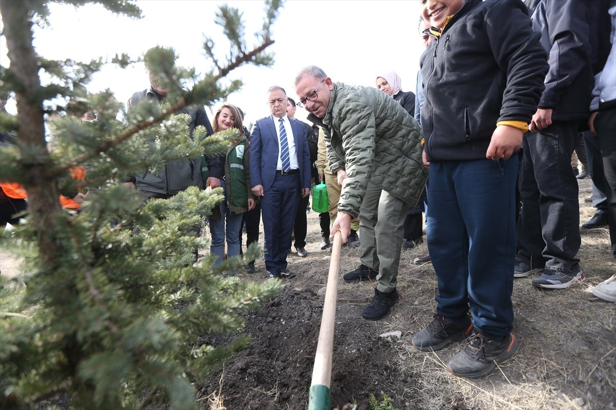 Kars'ta Paşaçayır Mahallesinde "11 Kasım Milli Ağaçlandırma Günü" kapsamında fidan dikim etkinliği...