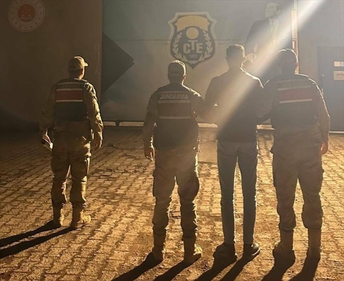 Kars'ta "sahte banka ve kredi kartı üreterek satma" suçundan kesinleşmiş 7 yıl 6 ay hapis cezası...