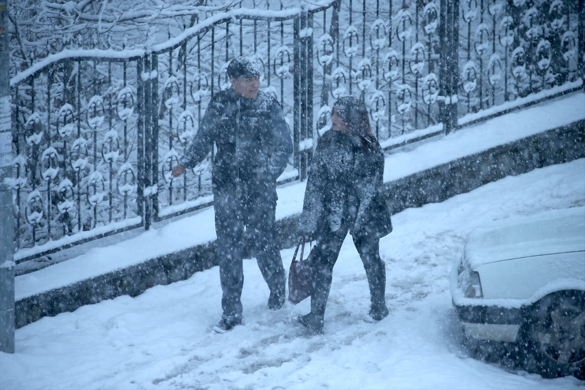 Kars'ta sabah saatlerinde başlayan kar etkisini sürdürdü. Vatandaşlar yürümekte güçlük...